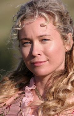 Krisinda Cain interpreta Sis