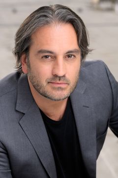 Luca Costa interpreta Fireman (uncredited)