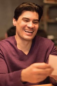 Jason Alisharan interpreta Frank
