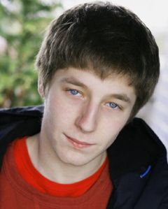 Clem Tibber interpreta Young David
