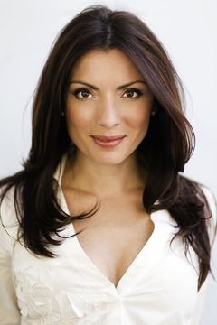 Alexandra Pascalidou interpreta TV-reporter