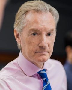 William Neenan interpreta Serbian Boss