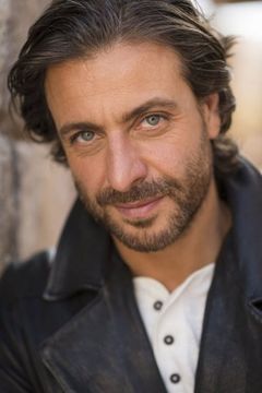 Adam Levy interpreta Ben