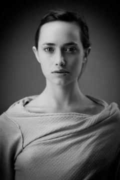 Fanny Sage interpreta Sandra Schenker