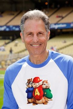 Ross Bagdasarian, Jr. interpreta Alvin (singing voice) (uncredited)