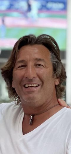 George B. Colucci Jr. interpreta Middle-Aged Man