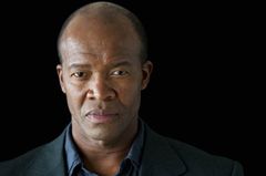 Leon Addison Brown interpreta Stover