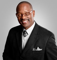 Floyd Armstrong interpreta Fred Hinson