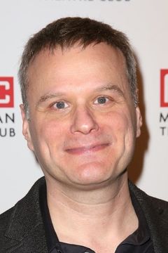 Chris McGarry interpreta Major Pierce