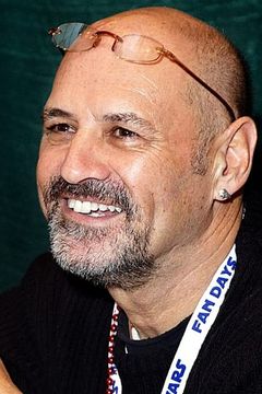 Anthony Forrest interpreta USS Wayne Crewman