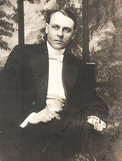 Alexander Campbell interpreta Dennis Lecoin