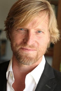 Jeffrey Doornbos interpreta Elijah