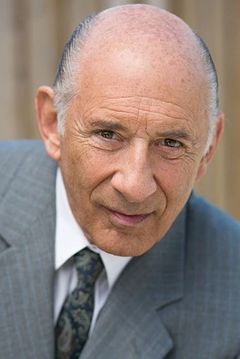 Richard Portnow interpreta Captain Salazar
