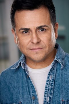 Joaquin Garay III interpreta Small Colombian Man