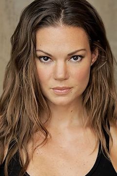 Stephanie Cleough interpreta Mikayla
