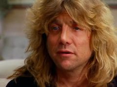 Steven Adler interpreta Musician at Funeral (uncredited)