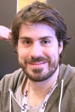 Simon Astier interpreta Richard jeune