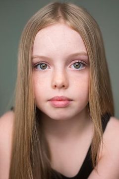 Emily Dargan interpreta Young Lucy