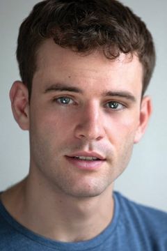 Jack Bardoe interpreta Charles Pope