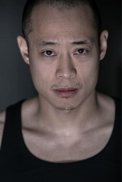 Andrew Chin interpreta ND Agent #2