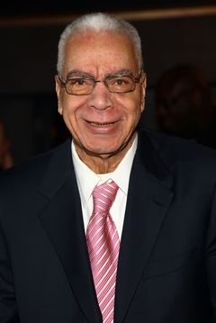 Earle Hyman interpreta Smoking Man (uncredited)
