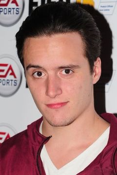 Hugo Dessioux interpreta Adrien