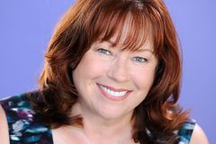 Cathy Fithian interpreta Nancy Larson