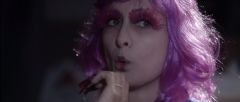 Ève Chems de Brouwer interpreta Saleslady