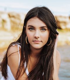 Avary J. Anderson interpreta Riley Kane