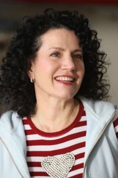 Susie Essman interpreta Laura