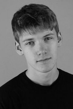 Michael Shaw interpreta Tommy MacKenzie (aged 20)