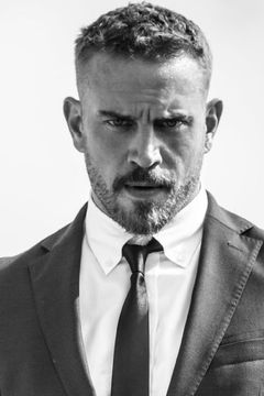 Josh Crotty interpreta Boone