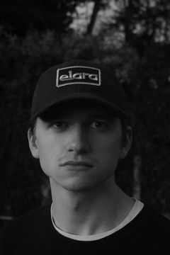 Julien Daughdrill interpreta Hamburger Stand Teenager 2