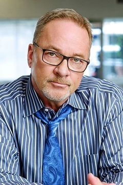 Mark Thompson interpreta Reporter