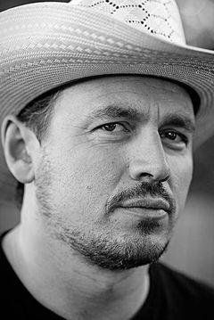 Christian Fraser interpreta Grease Monkey