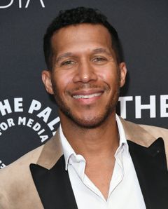 Lodric D. Collins interpreta Smokey Robinson