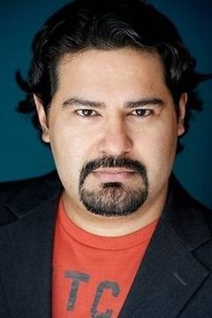 Mando Alvarado interpreta Mexican Man #1