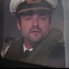 Alexander Cooper interpreta FBI Agent (uncredited)