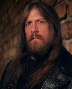 Christopher Kahler interpreta Squinchy - The Lords of Uifam band member