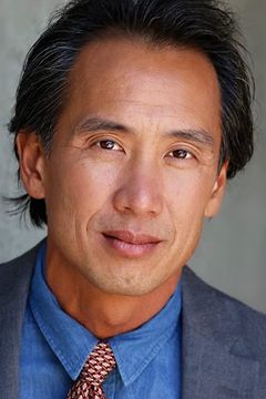 Andrew Tinpo Lee interpreta Convention Host
