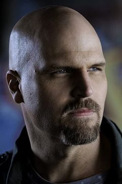 Jason Matthew Smith interpreta Burly Cadet