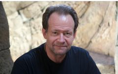 Jeff Breslauer interpreta News Photographer