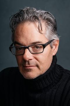 Marco Beltrami interpreta Party Guest (voice) (uncredited)