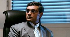Alyy Khan interpreta Sheikh Omar/Bashir