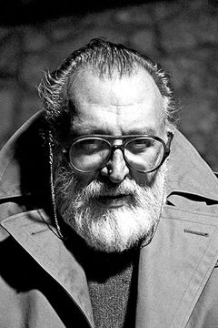 Sergio Leone interpreta Whistling Bounty Hunter (voice) (uncredited)