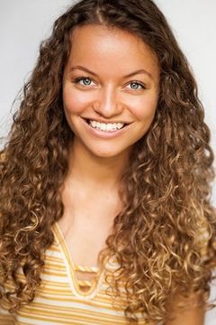 Allyson Nicole Jones interpreta Circler (uncredited)