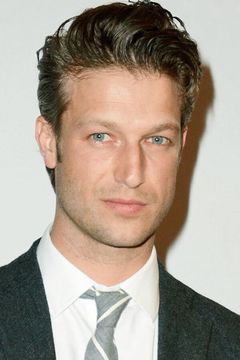 Peter Scanavino interpreta Dominick'Sonny' Carisi Jr.