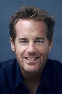 Adam James interpreta Lt Commander Mark Prentice
