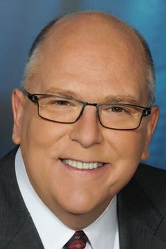 Tom Skilling interpreta WGN Assistant Director