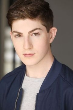 Mason Cook interpreta Cecil Wilson